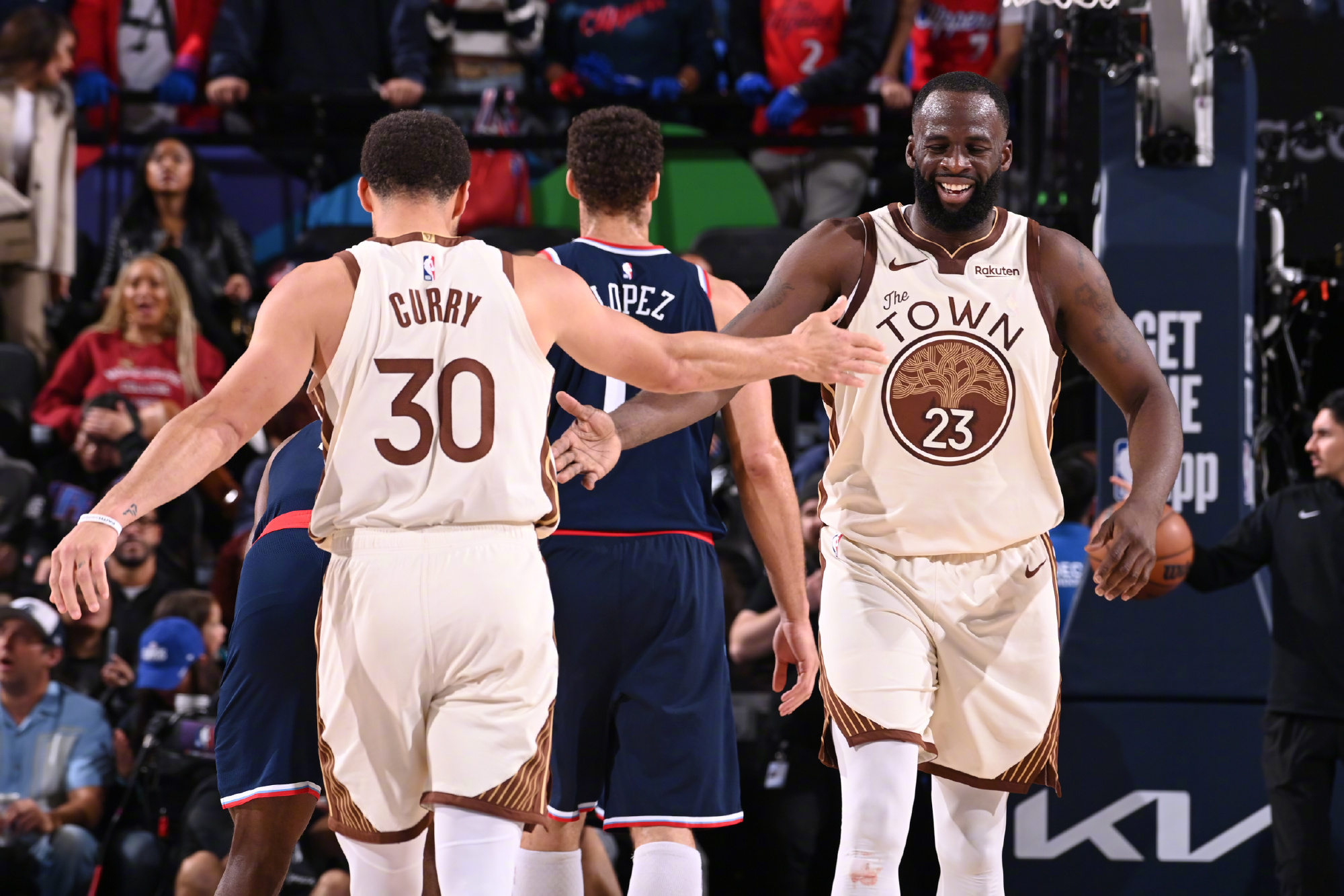 爱游戏平台-SKT带队取胜洛杉矶快船扳平良机备战NBA常规赛，底特律活塞回应争议直接炸裂